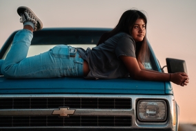 印度女孩趴在车盖头上的图片